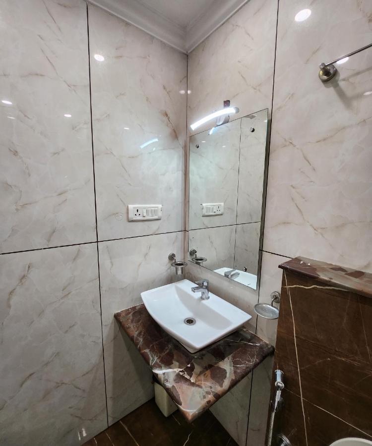 Capital O 6408 Hotel Delhi Heart New Delhi Eksteriør billede